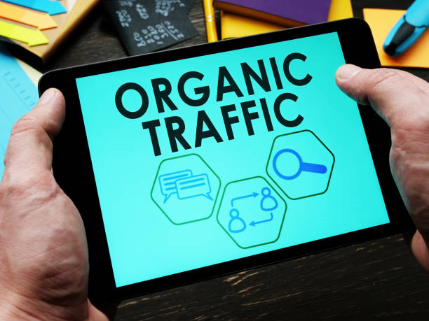 Màn hình máy tính bảng hiển thị nội dung Organic Traffic trong chiến lược tăng trưởng digital