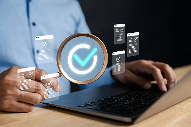 Người dùng kiểm tra chất lượng nội dung và search intent trên website bằng kính lúp kỹ thuật số